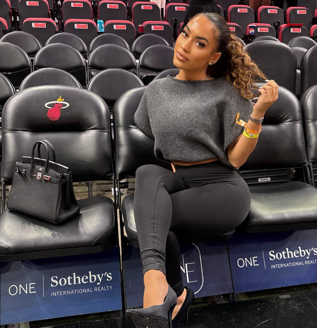 热火忠实美女球迷！本赛季追随主队坐场边vip 社媒经常晒性感美照