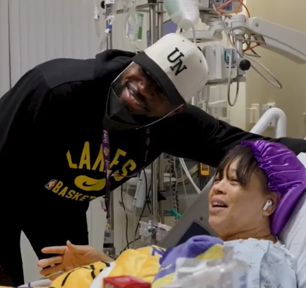 有爱！詹姆斯现身加州当地医院，亲切看望病人并赠予礼物