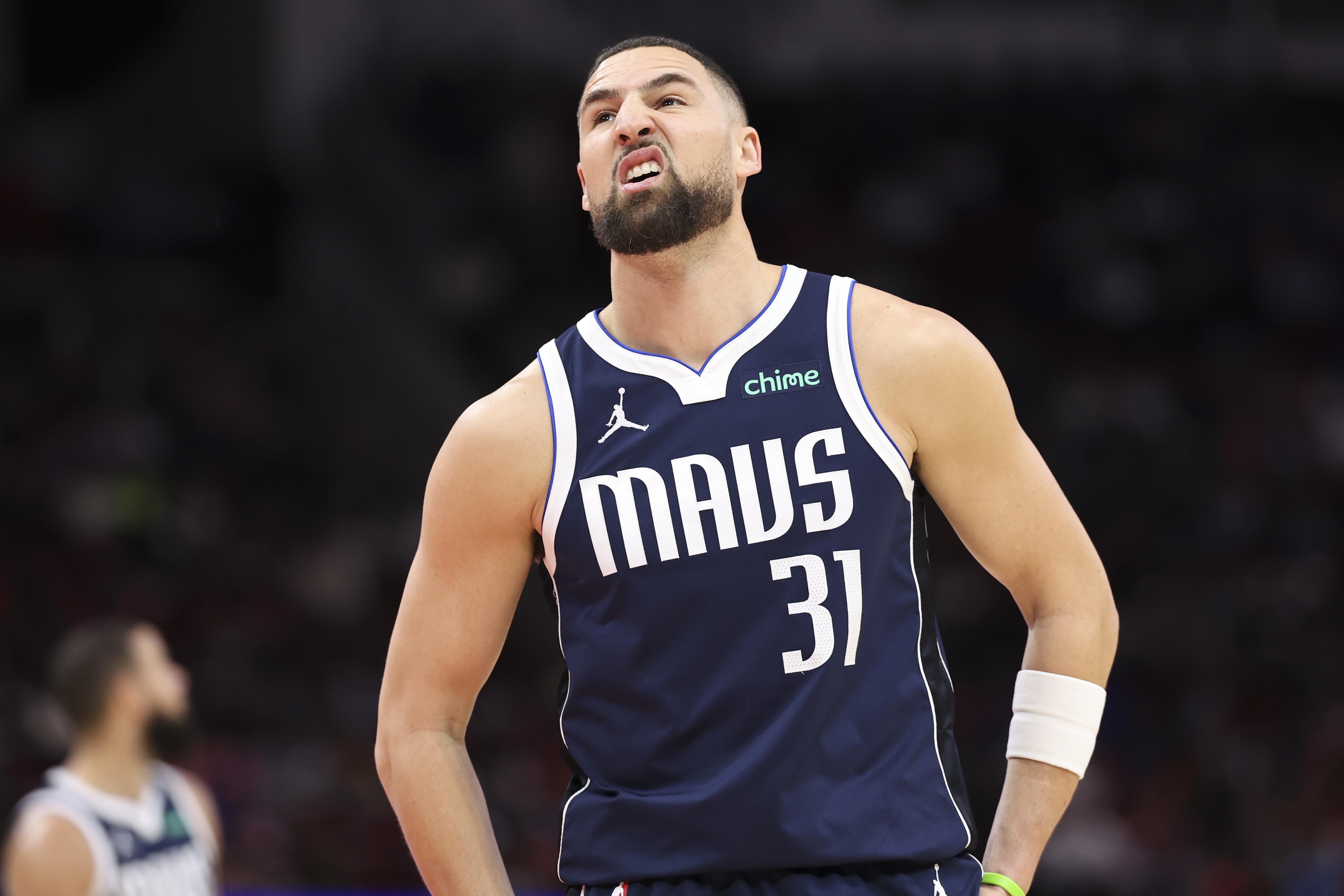 华体会体育官网-越打越坑了！克莱8中2得5分2板1助 三分6中1&amp;正负值-12