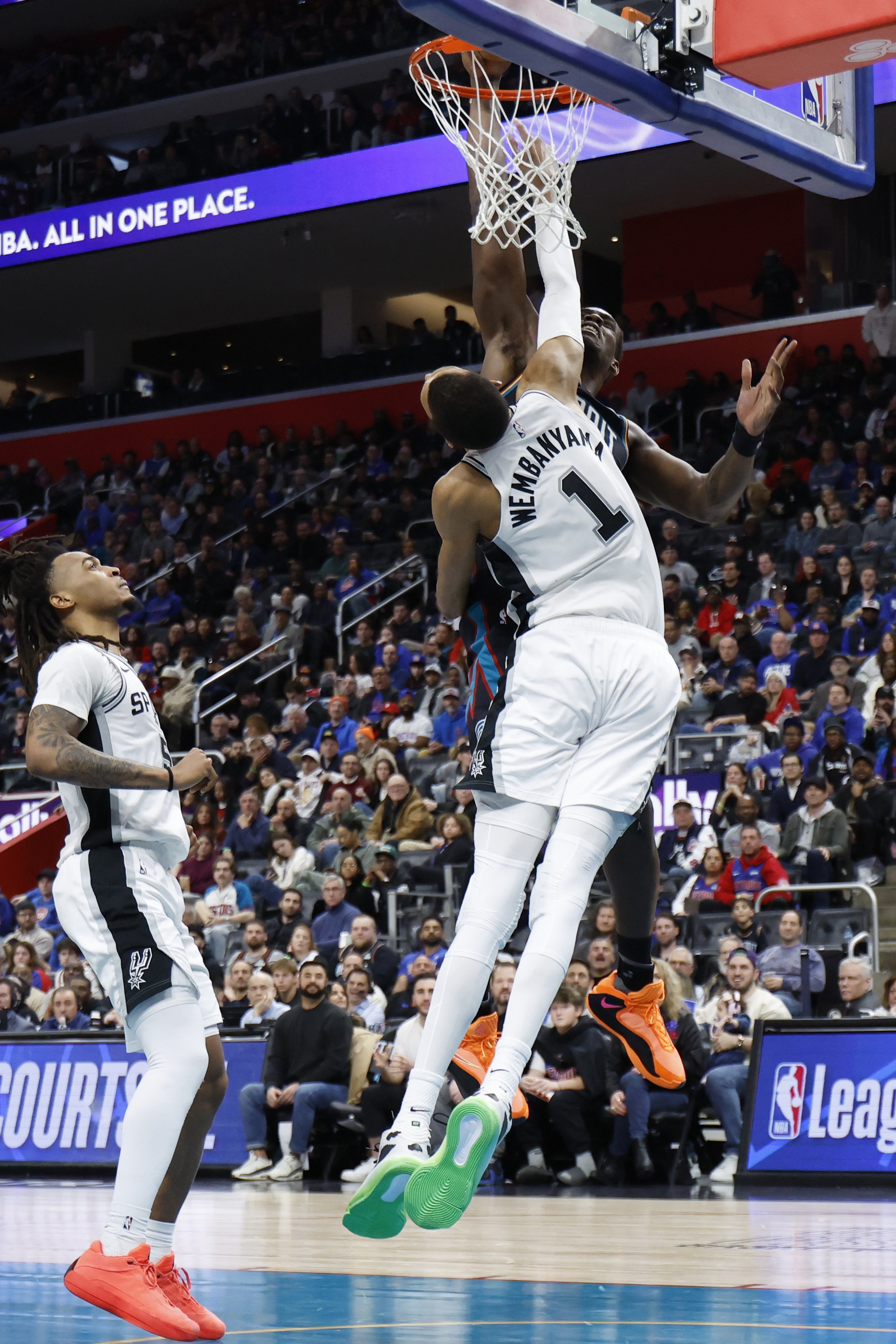 华体会官方-仅次文班&amp;鲨鱼！杜伦单场砍至少30分15板且0失误 历史第3年轻中锋