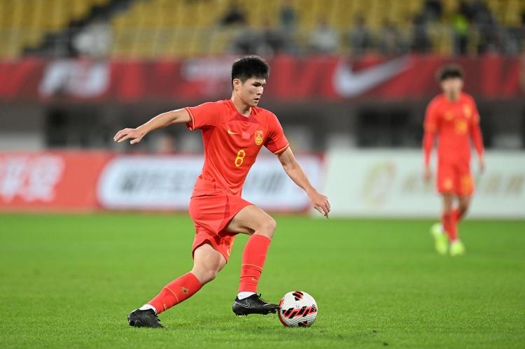 hth sports-媒体人：陈泽仕是这届国青最好的中场，身材高大而且全能